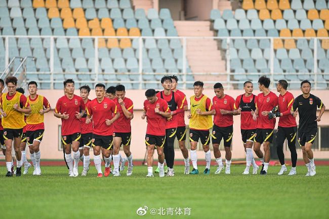 今天凌晨，曼联在英超联赛中3-2逆转击败维拉，上半场曼联因为定位球连丢两球，而红魔名宿埃弗拉捍卫了奥纳纳。